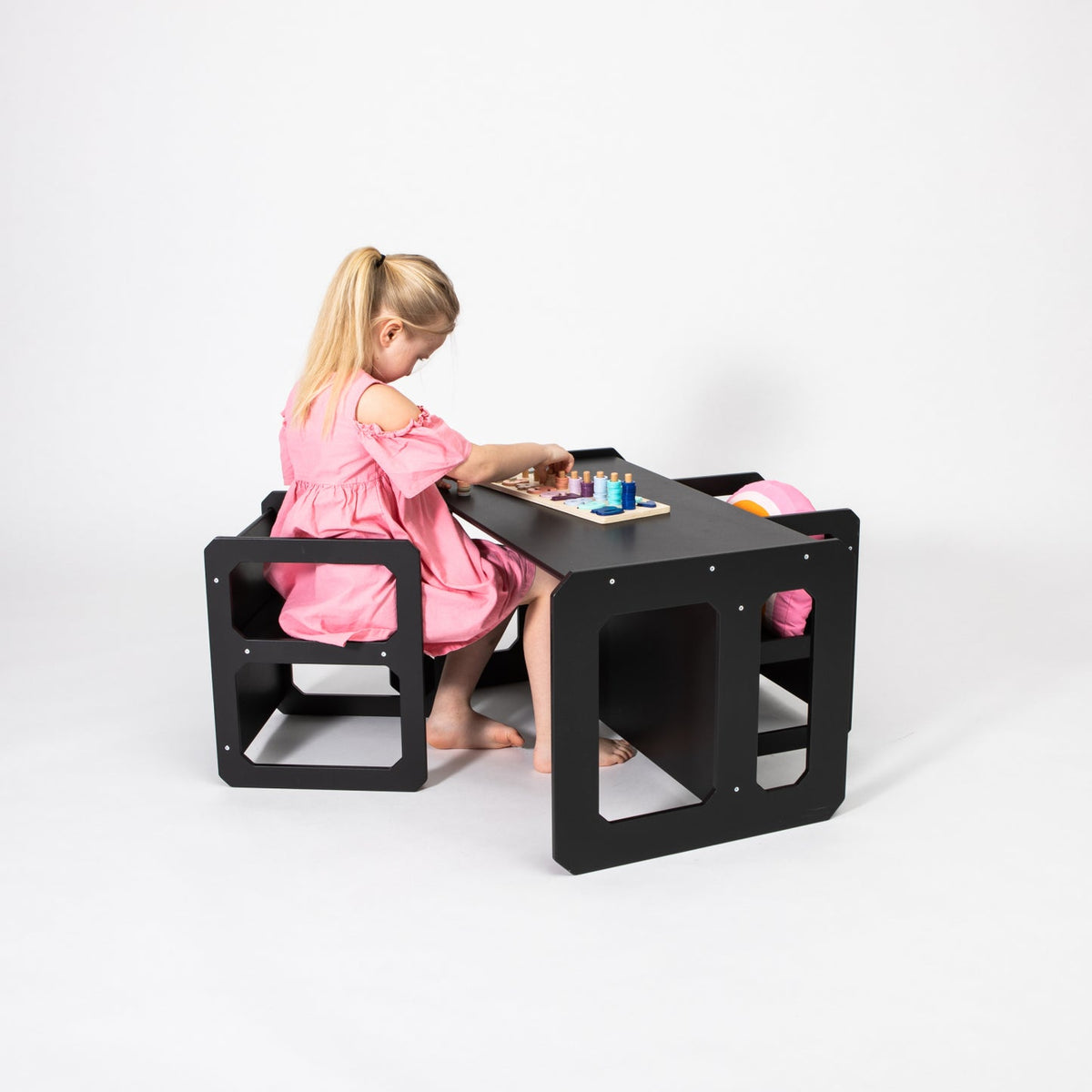 Set Montessori de mesa y 2 sillas · Negro · uso real