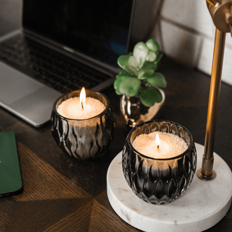 Candledust Dark Honey · ejemplo de vela en polvo encendida