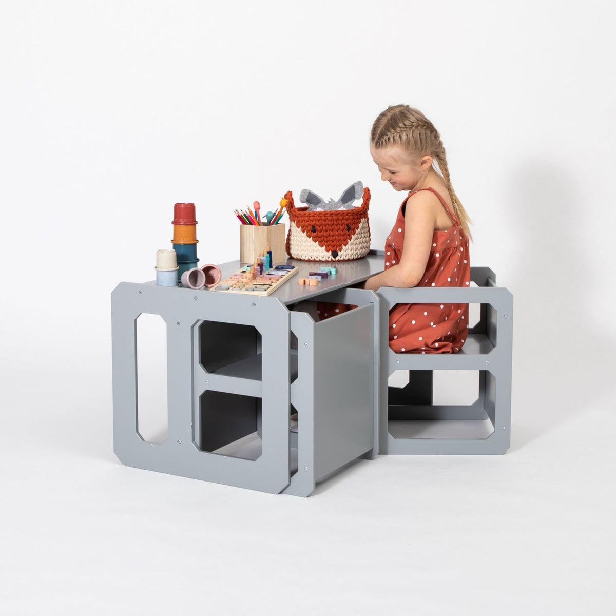 Set Montessori de mesa y 2 sillas · Gris · uso real