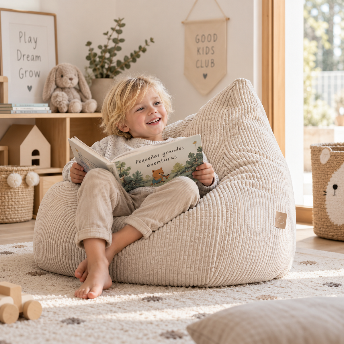 Puf Sako MeowBaby Slimcord en habitación infantil con niño