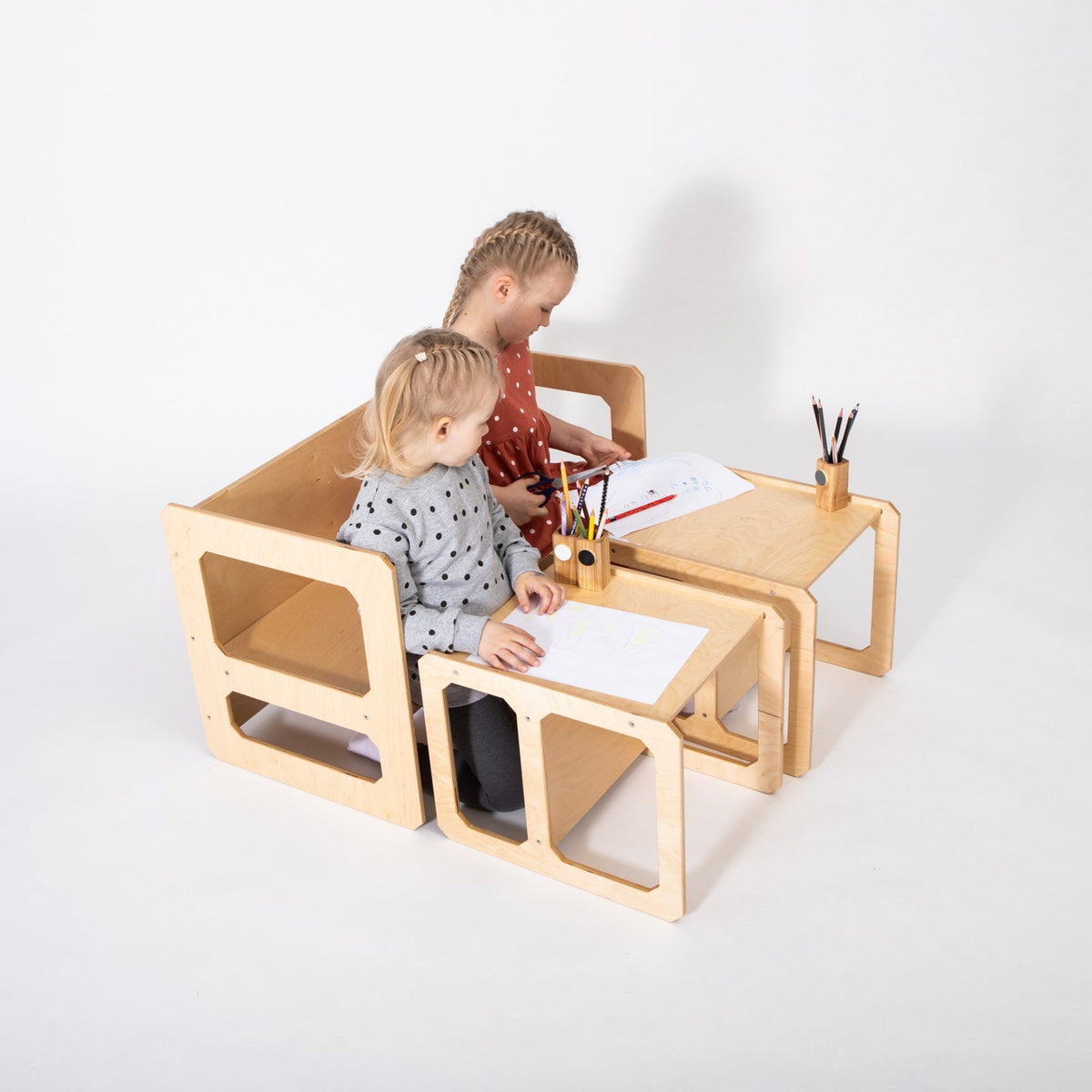 Set Montessori de mesa y 2 sillas · Madera lacada · uso real